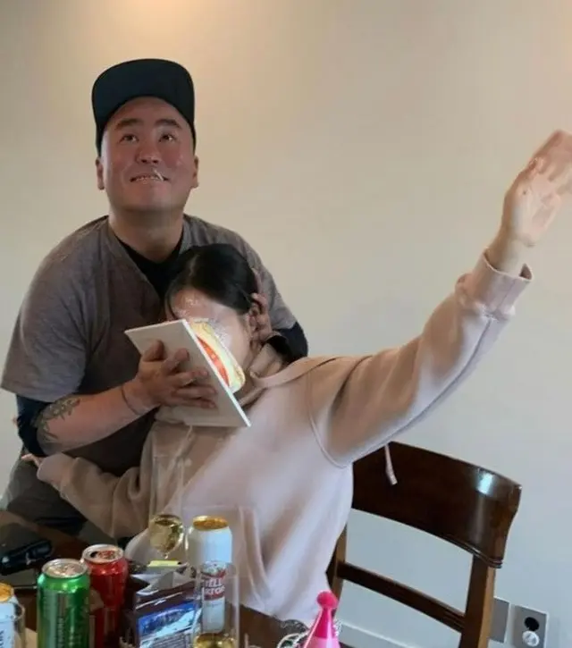 元「Leessang」キル、妻の誕生日に「顔面ケーキ」でネットユーザーもびっくり（画像提供:wowkorea）