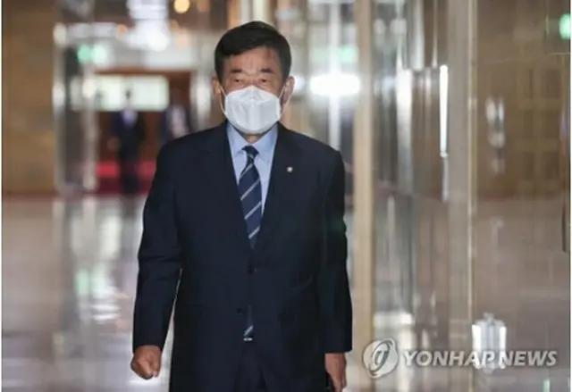 国会で議員総会に出席する金振杓氏（国会写真記者団）＝24日、ソウル（聯合ニュース）