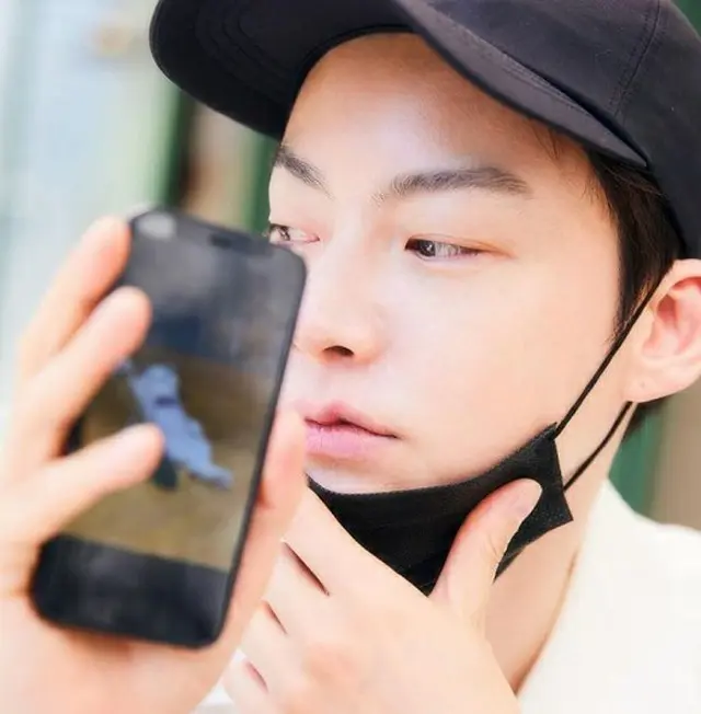 俳優アン・ジェヒョン、ペットの猫写真とともに接写（画像提供:wowkorea）