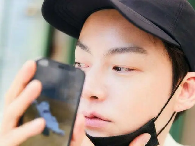 俳優アン・ジェヒョン、ペットの猫写真とともに接写（画像提供:wowkorea）