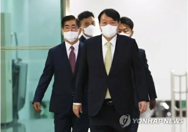 NCSに出席するため、大統領室庁舎に入る尹大統領＝25日、ソウル（聯合ニュース）
