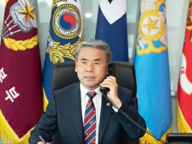 オースティン氏と電話会談を行う李氏（国防部提供）＝（聯合ニュース）≪転載・転用禁止≫