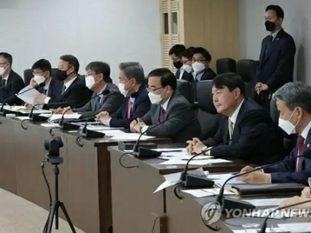 北朝鮮の弾道ミサイル発射を受け、大統領室庁舎地下の国家危機管理センターでＮＳＣを開く尹大統領（手前から２人目、大統領室提供）＝（聯合ニュース）≪転載・転用禁止≫