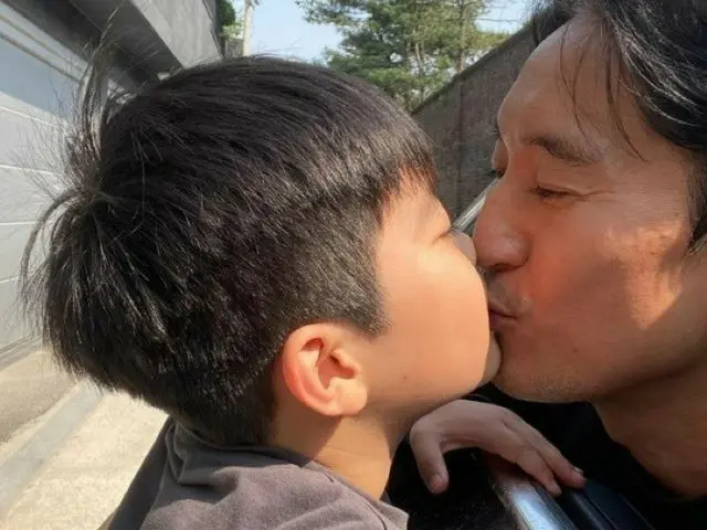 “満54歳で女児誕生”俳優シン・ヒョンジュン、息子ミンジュンくんと「行ってきます」のキスがほほ笑ましすぎる（画像提供:wowkorea）