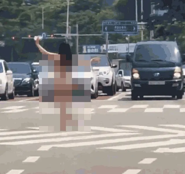 全裸の女性が昼間の道路の真ん中を歩く…ネットユーザーの間で場所の推測広がる＝韓国（画像提供:wowkorea）