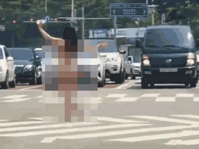 全裸の女性が昼間の道路の真ん中を歩く…ネットユーザーの間で場所の推測広がる＝韓国（画像提供:wowkorea）