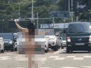 全裸の女性が昼間の道路の真ん中を歩く…ネットユーザーの間で場所の推測広がる＝韓国