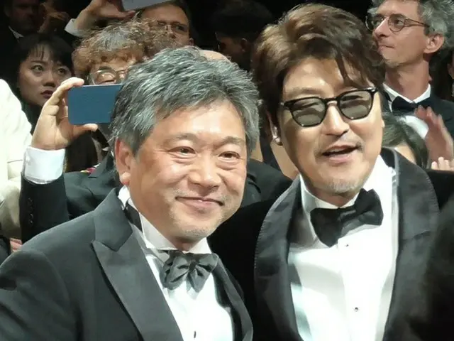 是枝裕和監督と俳優ソン・ガンホ(C) 2022 ZIP CINEMA ＆ CJ ENM Co., Ltd., ALL RIGHTS RESERVED（画像提供:wowkorea）