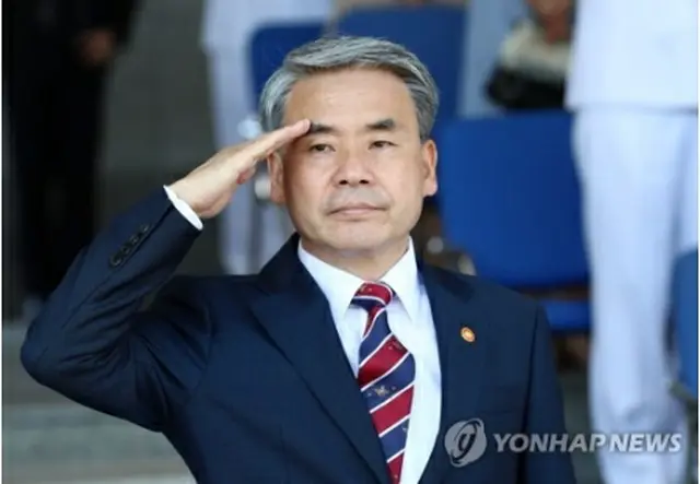 就任式で敬礼する李鐘燮氏＝（聯合ニュース）
