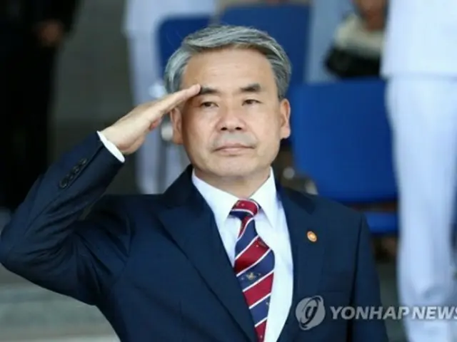 就任式で敬礼する李鐘燮氏＝（聯合ニュース）
