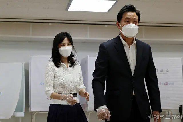 期日前投票する宋賢玉夫人（左）と呉世勲ソウル市長候補（右）（画像提供:wowkorea）