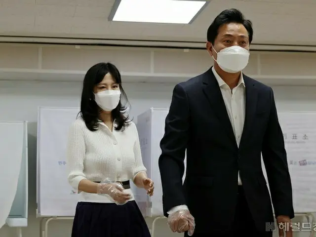 期日前投票する宋賢玉夫人（左）と呉世勲ソウル市長候補（右）（画像提供:wowkorea）