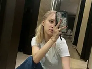 「BLACKPINK」ROSE、“白シャツにデニム”シンプルコーデもセンス良く着こなし