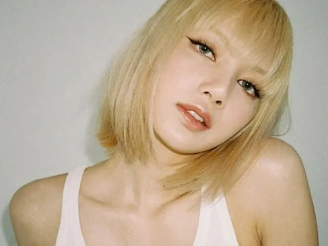 「BLACKPINK」LISA、さすがグラビア職人！…白いTシャツ+ジーンズだけ着てもレジェンド（画像提供:wowkorea）