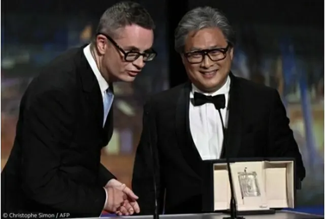 監督賞を受賞したパク・チャヌク監督（右、カンヌ国際映画祭のインスタグラムより）＝（聯合ニュース）≪転載・転用禁止≫
