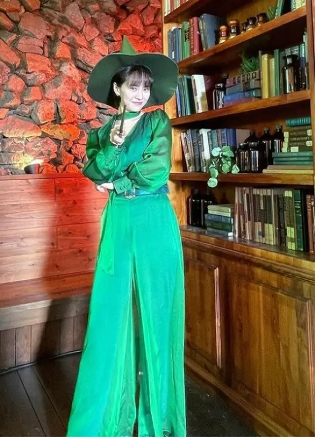 女優ソン・ジヒョ、40代でもこんなにラブリーな魔法使いに変身…魔女食堂？（画像提供:wowkorea）