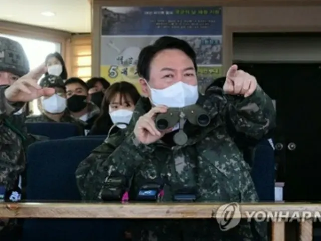 昨年12月、大統領選候補として最前線の陸軍部隊を訪問した尹錫悦氏（国会写真記者団）＝（聯合ニュース）
