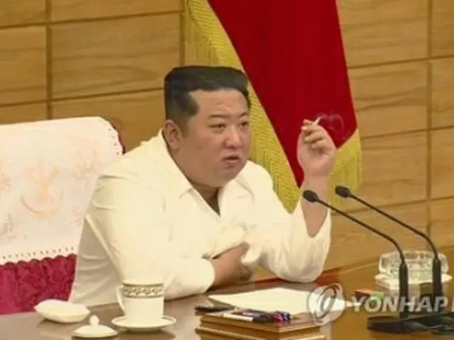 29日に開かれた政治局協議会に出席した金正恩氏(朝鮮中央テレビより)=(聯合ニュース)