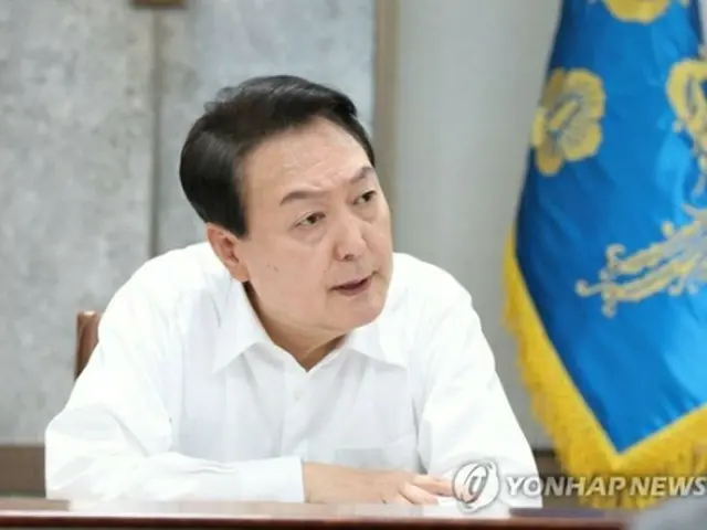 大統領室庁舎で開かれた首席秘書官会議で発言する尹大統領＝３０日、ソウル（聯合ニュース）