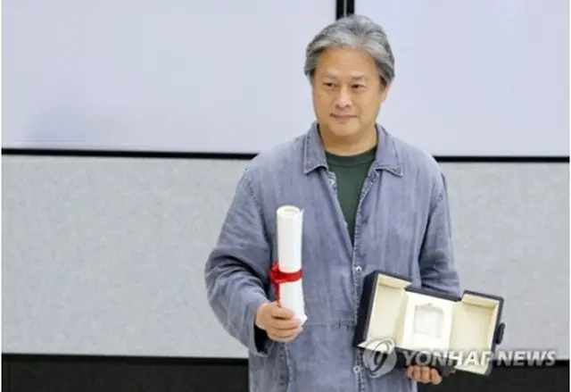 仁川空港に到着したパク・チャヌク監督＝３０日、仁川（聯合ニュース）