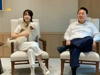 大統領執務室写真論議に「キム夫人のカメラで職員が撮影」＝韓国