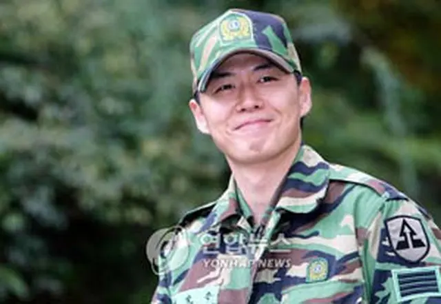 除隊を報告するヨン・ジョンフン＝31日、ソウル（聯合）