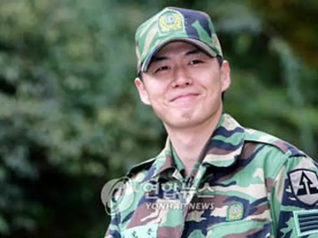 除隊を報告するヨン・ジョンフン=31日、ソウル(聯合)