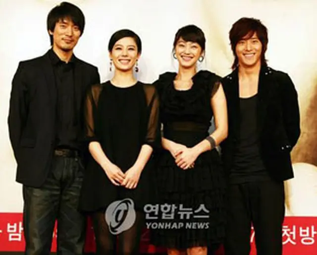 KBS TV2の新ドラマ『インスンは美しい』の制作発表会での出演陣、左からキム・ミンジュン、キム・ヒョンジュ、ソ・ヒョリム、イ・ワン＝2007年10月31日、ソウル（聯合）