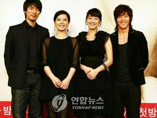 KBS TV2の新ドラマ『インスンは美しい』の制作発表会での出演陣、左からキム・ミンジュン、キム・ヒョンジュ、ソ・ヒョリム、イ・ワン＝2007年10月31日、ソウル（聯合）