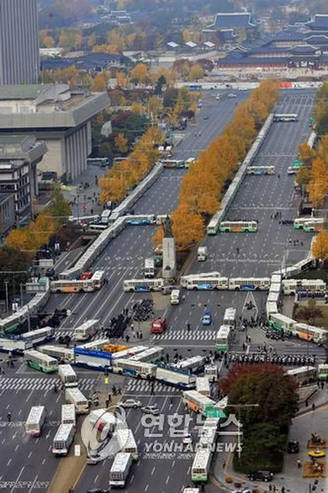 光化門交差点一帯を封鎖する警察車両＝11日、ソウル（聯合）