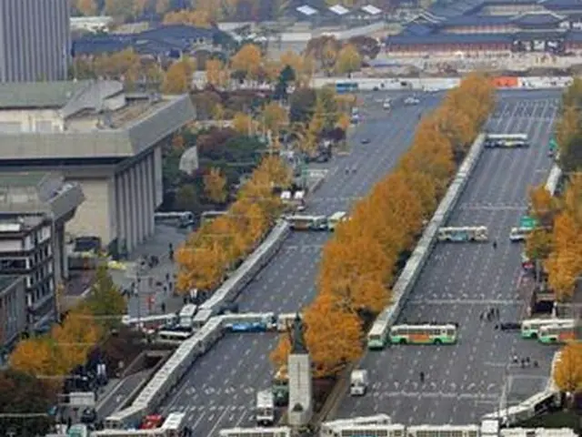 光化門交差点一帯を封鎖する警察車両＝11日、ソウル（聯合）