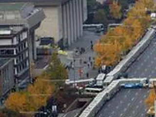 汎国民大会強行、市庁周辺でデモ隊と警察が衝突