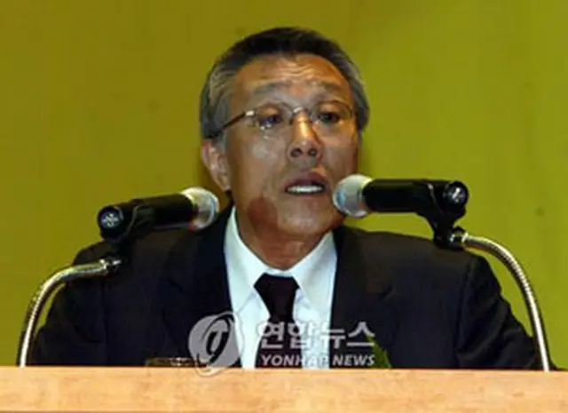 演説する黄ソク暎氏＝15日、光州（聯合）
