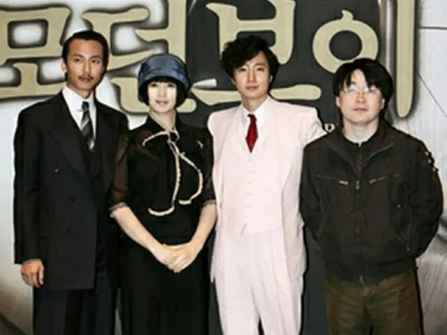 出演者のイ・ハン（左から）、キム・ヘス、パク・ヘイルとチョン・ジウ監督＝18日、ソウル（聯合）