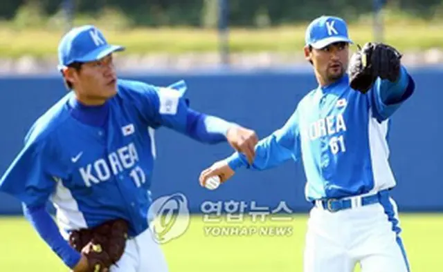 パク・チャンホ（右）。韓国代表の沖縄キャンプでの練習風景＝（聯合）