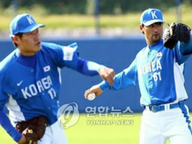 パク・チャンホ（右）。韓国代表の沖縄キャンプでの練習風景＝（聯合）