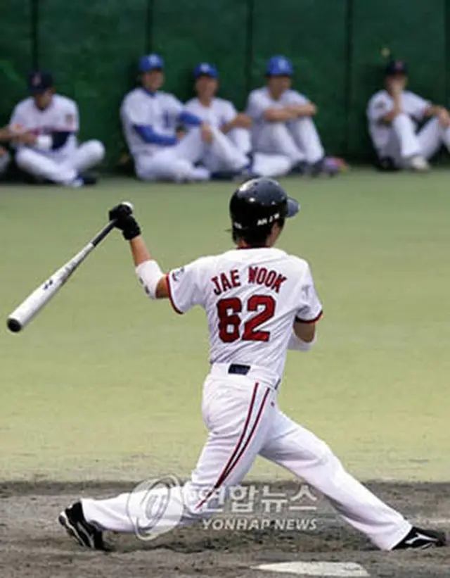 夏に開かれた芸能人の野球リーグ戦で打席に入ったアン・ジェウク＝（聯合）