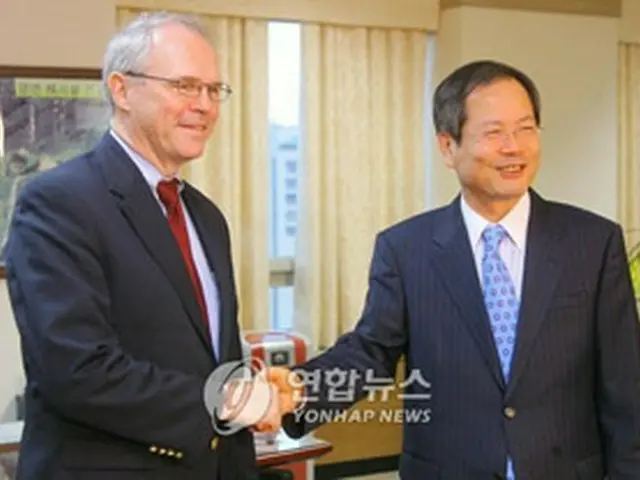 握手を交わす韓米6カ国協議首席代表＝29日、ソウル（聯合）