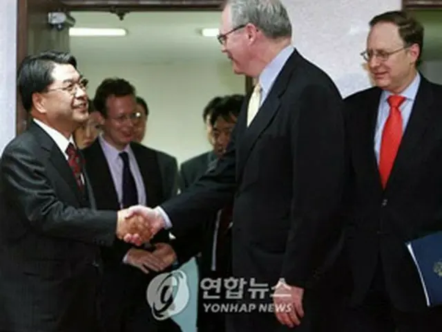李在禎長官（左）との歓談を終え握手するヒル次官補＝30日、ソウル（聯合）