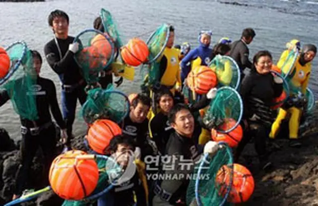 今月初めに開校した海女学校で、海産物を採取した学生ら＝（聯合）