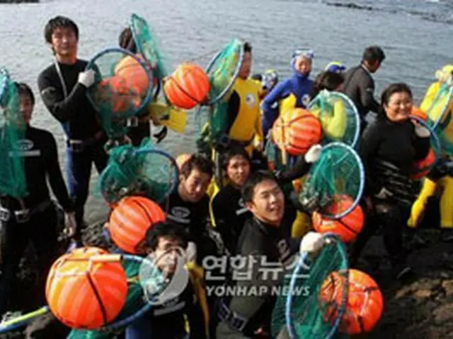 今月初めに開校した海女学校で、海産物を採取した学生ら＝（聯合）