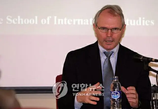 学生らを相手に講演するヒル次官補＝1日、ソウル（聯合）