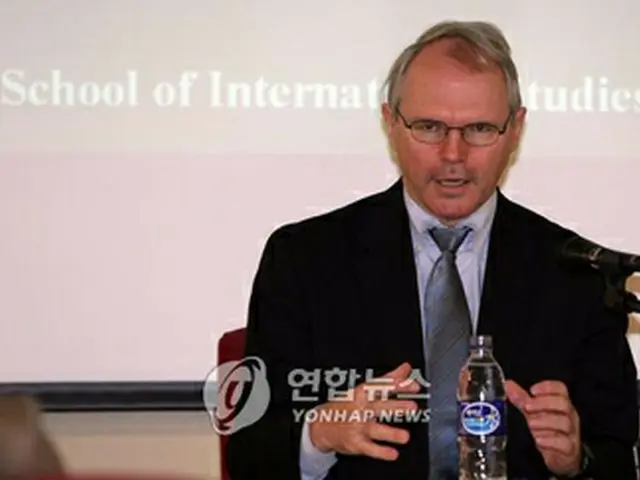 学生らを相手に講演するヒル次官補＝1日、ソウル（聯合）