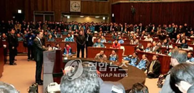 議員総会で演説する李明博氏＝17日、ソウル（聯合）
