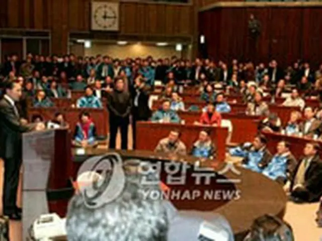 議員総会で演説する李明博氏＝17日、ソウル（聯合）