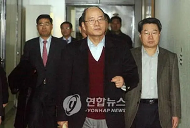 緊急幹部会議を終えた鄭城鎮長官＝16日、ソウル（聯合）