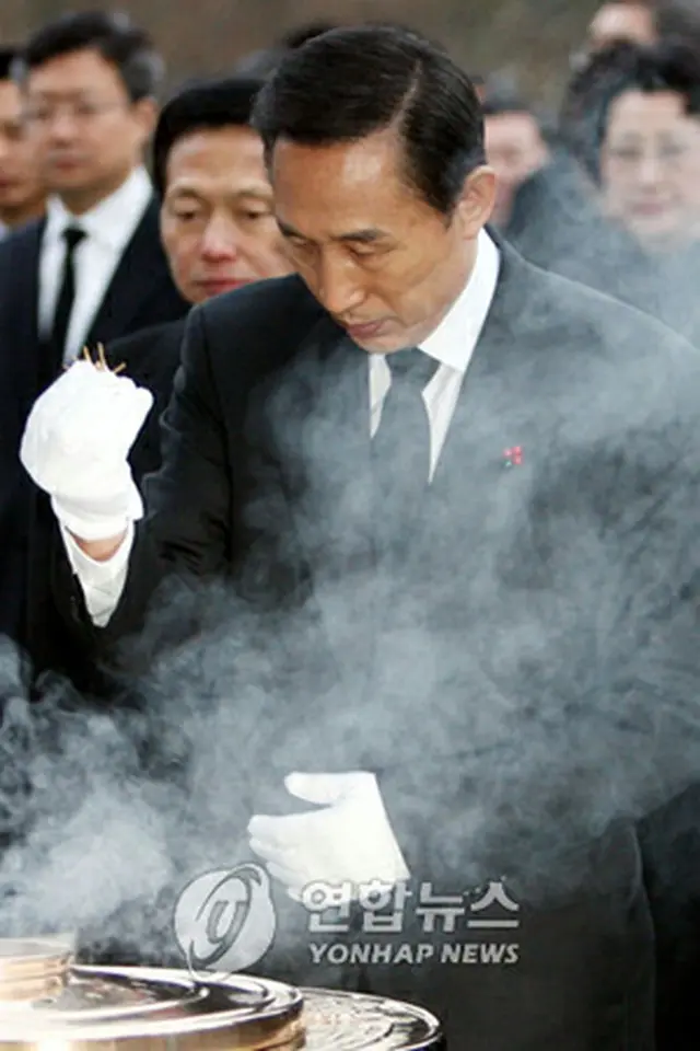 国立顕忠院を参拝する李明博氏＝20日、ソウル（聯合）