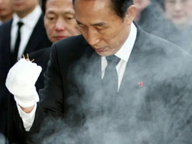 国立顕忠院を参拝する李明博氏＝20日、ソウル（聯合）