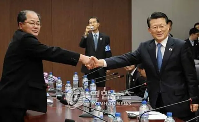 握手を交わす南北の委員長（写真共同取材団）＝28日、ソウル（聯合）