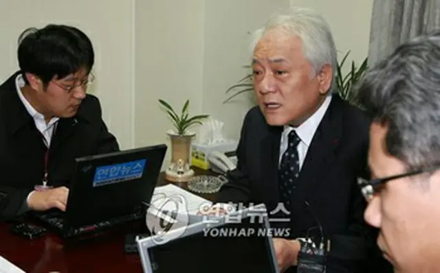 政界引退を宣言する金ハンギル議員＝6日、ソウル（聯合）